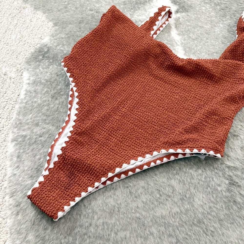 NWT Boohoo Crinkle Contrast Edge Plunge Swimsuit - Picture 5 of 10